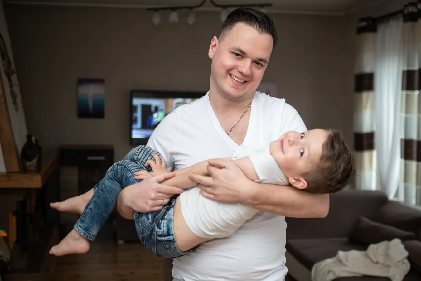 Tata z synem podczas domowej sesji